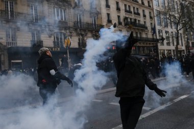 Fransa 'nın orta kesimindeki Paris' te 6 Nisan 2023 'te hükümetin emeklilik sistemini yenileme planlarına karşı düzenlenen ulusal bir grev sırasında, çevik kuvvet polisi protestocularla çatışmaya girdi..