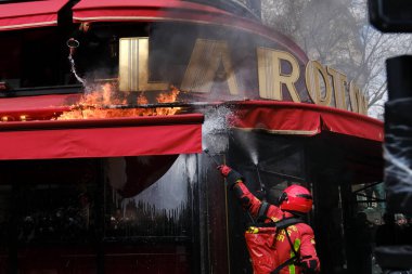 Halk, Fransa 'nın orta kesimindeki Paris' teki emeklilik sistemini yenileme planlarına karşı gerçekleştirilen ulusal greve katılmak için merkez caddelerde toplandı..