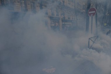Fransa 'nın orta kesimindeki Paris' te 6 Nisan 2023 'te hükümetin emeklilik sistemini yenileme planlarına karşı düzenlenen ulusal bir grev sırasında, çevik kuvvet polisi protestocularla çatışmaya girdi..