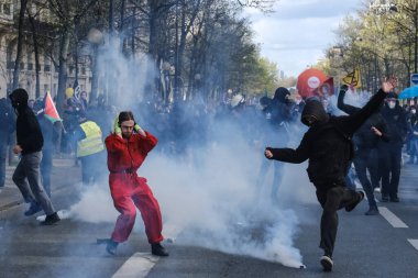 Fransa 'nın orta kesimindeki Paris' te 6 Nisan 2023 'te hükümetin emeklilik sistemini yenileme planlarına karşı düzenlenen ulusal bir grev sırasında, çevik kuvvet polisi protestocularla çatışmaya girdi..