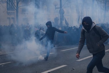 Fransa 'nın orta kesimindeki Paris' te 6 Nisan 2023 'te hükümetin emeklilik sistemini yenileme planlarına karşı düzenlenen ulusal bir grev sırasında, çevik kuvvet polisi protestocularla çatışmaya girdi..