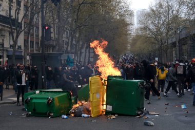 Fransa 'nın orta kesimindeki Paris' te 6 Nisan 2023 'te hükümetin emeklilik sistemini yenileme planlarına karşı düzenlenen ulusal bir grev sırasında, çevik kuvvet polisi protestocularla çatışmaya girdi..