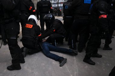 Fransa 'nın orta kesimindeki Paris' te 6 Nisan 2023 'te hükümetin emeklilik sistemini yenileme planlarına karşı düzenlenen ulusal bir grev sırasında, çevik kuvvet polisi protestocularla çatışmaya girdi..