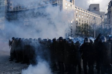Fransa 'nın orta kesimindeki Paris' te 6 Nisan 2023 'te hükümetin emeklilik sistemini yenileme planlarına karşı düzenlenen ulusal bir grev sırasında, çevik kuvvet polisi protestocularla çatışmaya girdi..