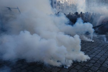 Fransa 'nın orta kesimindeki Paris' te 6 Nisan 2023 'te hükümetin emeklilik sistemini yenileme planlarına karşı düzenlenen ulusal bir grev sırasında, çevik kuvvet polisi protestocularla çatışmaya girdi..