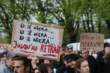 Halk, Fransa 'nın orta kesimindeki Paris' teki emeklilik sistemini yenileme planlarına karşı gerçekleştirilen ulusal greve katılmak için merkez caddelerde toplandı..