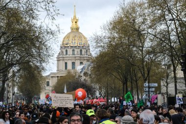 Halk, Fransa 'nın orta kesimindeki Paris' teki emeklilik sistemini yenileme planlarına karşı gerçekleştirilen ulusal greve katılmak için merkez caddelerde toplandı..