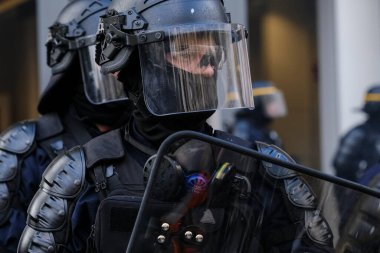 Fransa 'nın orta kesimindeki Paris' te 6 Nisan 2023 'te hükümetin emeklilik sistemini yenileme planlarına karşı düzenlenen ulusal bir grev sırasında, çevik kuvvet polisi protestocularla çatışmaya girdi..