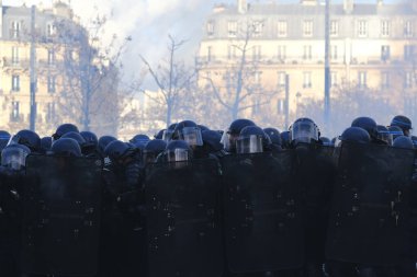 Fransa 'nın orta kesimindeki Paris' te 6 Nisan 2023 'te hükümetin emeklilik sistemini yenileme planlarına karşı düzenlenen ulusal bir grev sırasında, çevik kuvvet polisi protestocularla çatışmaya girdi..