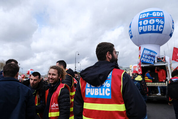 Люди собираются на центральных улицах, чтобы принять участие в национальной забастовке против планов правительства по обновлению пенсионной системы в центре Парижа, Франция, 06 апреля 2023 года.