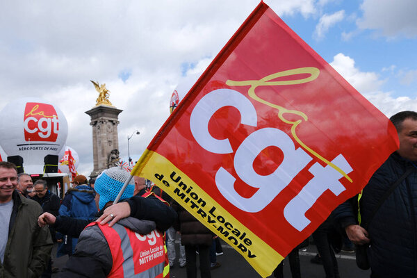 Люди собираются на центральных улицах, чтобы принять участие в национальной забастовке против планов правительства по обновлению пенсионной системы в центре Парижа, Франция, 06 апреля 2023 года.