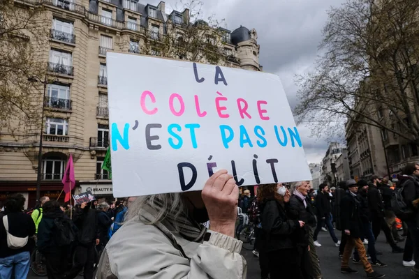 Halk, Fransa 'nın orta kesimindeki Paris' teki emeklilik sistemini yenileme planlarına karşı gerçekleştirilen ulusal greve katılmak için merkez caddelerde toplandı..