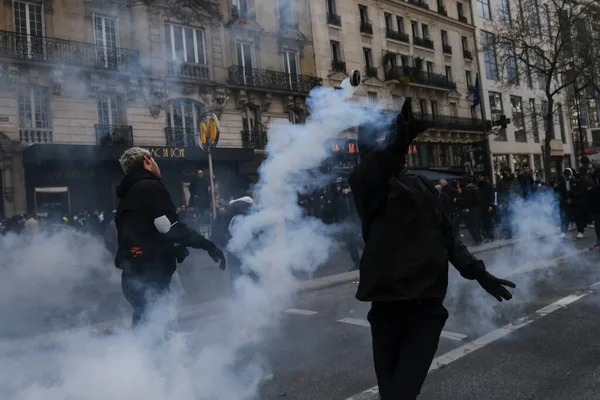 暴動警察は 2023年4月6日にフランスのパリ中央部で年金制度を改正する政府の計画に対する全国ストライキのデモ中に抗議者と衝突した — ストック写真