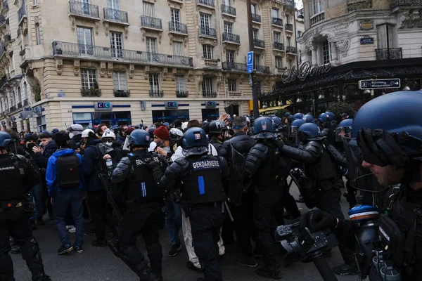 Police Émeute Est Affrontée Avec Des Manifestants Lors Une Manifestation — Photo