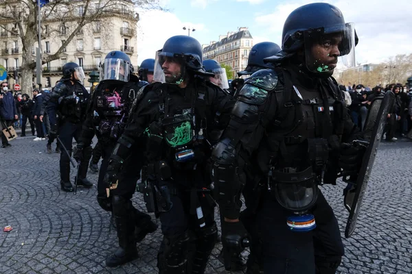 2023年4月6日 巴黎市中心一场反对政府改革养老金制度计划的全国罢工期间 防暴警察与抗议者发生了冲突 — 图库照片