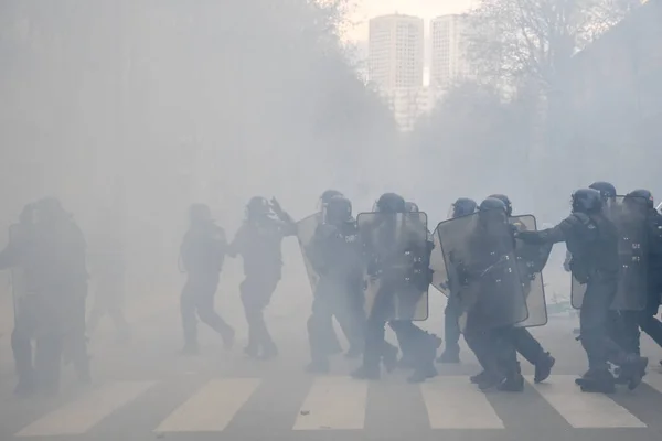 Policía Antidisturbios Enfrentó Con Manifestantes Durante Una Manifestación Una Huelga —  Fotos de Stock
