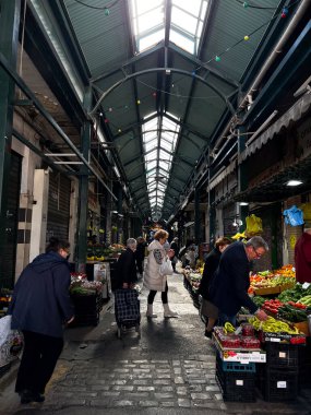 Yunanistan 'ın Selanik kentindeki bit pazarında 13 Nisan 2023' te tüketiciler.