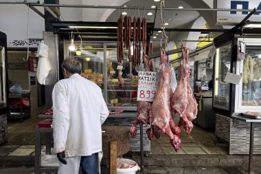 Kasap, Yunanistan 'ın Selanik kentinde bir bit pazarında duruyor. 13, 2023.