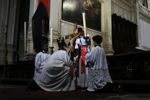Sacerdote Carrega Santa Cruz Durante Celebração Paixão Senhor Sexta Feira — Fotografia de Stock