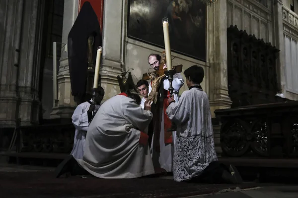 Prêtre Porte Sainte Croix Lors Célébration Passion Seigneur Vendredi Saint — Photo