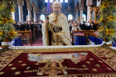 Bir Ortodoks rahibi, İsa Mesih 'in Ortodoks Hıristiyan Kutsal Cuma günü Yunanistan' ın Platy kentinde 14 Nisan 2023 'te düzenlenen yeminli ifadesine katılıyor.