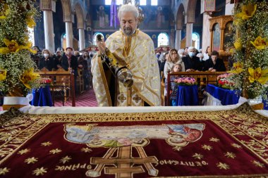 Bir Ortodoks rahibi, İsa Mesih 'in Ortodoks Hıristiyan Kutsal Cuma günü Yunanistan' ın Platy kentinde 14 Nisan 2023 'te düzenlenen yeminli ifadesine katılıyor.