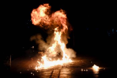 15 Nisan 2023 'te Yunanistan' ın Atina kentindeki Aziz George kilisesinde düzenlenen Ortodoks Paskalyası kutlamaları sırasında bir petrol bombası patladı..