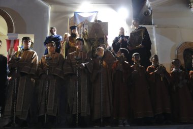 15 Nisan 2023 'te Yunanistan' ın Atina kentindeki Aziz George kilisesinde düzenlenen Paskalya ayini sırasında Ortodoks Hıristiyan ibadeti yapan kişi mum tutuyor..