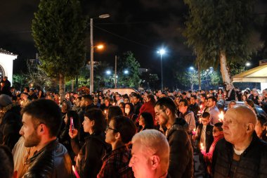 15 Nisan 2023 'te Yunanistan' ın Atina kentindeki Aziz George kilisesinde düzenlenen Paskalya ayini sırasında Ortodoks Hıristiyan ibadeti yapan kişi mum tutuyor..