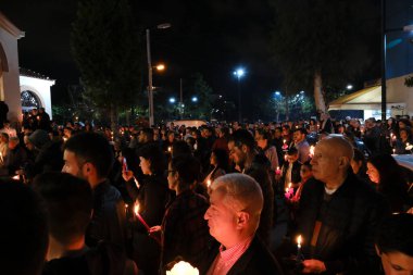 15 Nisan 2023 'te Yunanistan' ın Atina kentindeki Aziz George kilisesinde düzenlenen Paskalya ayini sırasında Ortodoks Hıristiyan ibadeti yapan kişi mum tutuyor..
