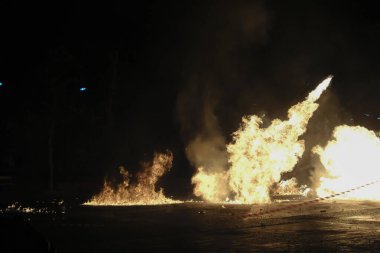 15 Nisan 2023 'te Yunanistan' ın Atina kentindeki Aziz George kilisesinde düzenlenen Ortodoks Paskalyası kutlamaları sırasında bir petrol bombası patladı..