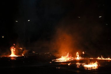 15 Nisan 2023 'te Yunanistan' ın Atina kentindeki Aziz George kilisesinde düzenlenen Ortodoks Paskalyası kutlamaları sırasında bir petrol bombası patladı..