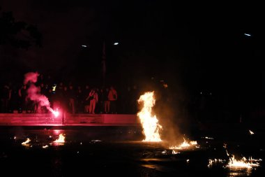 15 Nisan 2023 'te Yunanistan' ın Atina kentindeki Aziz George kilisesinde düzenlenen Ortodoks Paskalyası kutlamaları sırasında bir petrol bombası patladı..