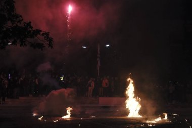 15 Nisan 2023 'te Yunanistan' ın Atina kentindeki Aziz George kilisesinde düzenlenen Ortodoks Paskalyası kutlamaları sırasında bir petrol bombası patladı..