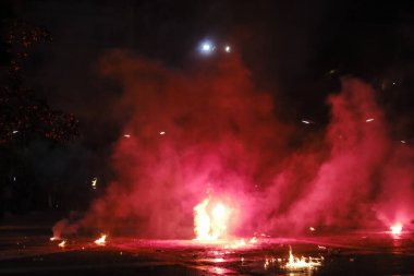 15 Nisan 2023 'te Yunanistan' ın Atina kentindeki Aziz George kilisesinde düzenlenen Ortodoks Paskalyası kutlamaları sırasında bir petrol bombası patladı..