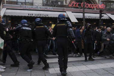 Fransa 'nın orta kesimindeki Paris' te 6 Nisan 2023 'te hükümetin emeklilik sistemini yenileme planlarına karşı düzenlenen ulusal bir grev sırasında, çevik kuvvet polisi protestocularla çatışmaya girdi..