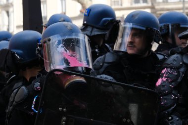 Fransa 'nın orta kesimindeki Paris' te 6 Nisan 2023 'te hükümetin emeklilik sistemini yenileme planlarına karşı düzenlenen ulusal bir grev sırasında, çevik kuvvet polisi protestocularla çatışmaya girdi..