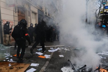 Fransa 'nın orta kesimindeki Paris' te 6 Nisan 2023 'te hükümetin emeklilik sistemini yenileme planlarına karşı düzenlenen ulusal bir grev sırasında, çevik kuvvet polisi protestocularla çatışmaya girdi..