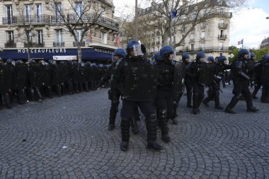 Fransa 'nın orta kesimindeki Paris' te 6 Nisan 2023 'te hükümetin emeklilik sistemini yenileme planlarına karşı düzenlenen ulusal bir grev sırasında, çevik kuvvet polisi protestocularla çatışmaya girdi..