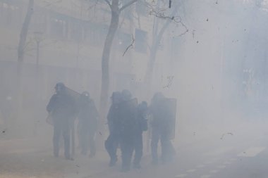 Fransa 'nın orta kesimindeki Paris' te 6 Nisan 2023 'te hükümetin emeklilik sistemini yenileme planlarına karşı düzenlenen ulusal bir grev sırasında, çevik kuvvet polisi protestocularla çatışmaya girdi..