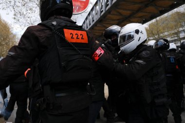Fransa 'nın orta kesimindeki Paris' te 6 Nisan 2023 'te hükümetin emeklilik sistemini yenileme planlarına karşı düzenlenen ulusal bir grev sırasında, çevik kuvvet polisi protestocularla çatışmaya girdi..