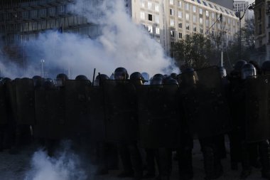 Fransa 'nın orta kesimindeki Paris' te 6 Nisan 2023 'te hükümetin emeklilik sistemini yenileme planlarına karşı düzenlenen ulusal bir grev sırasında, çevik kuvvet polisi protestocularla çatışmaya girdi..