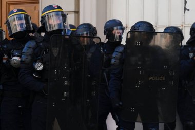 Fransa 'nın orta kesimindeki Paris' te 6 Nisan 2023 'te hükümetin emeklilik sistemini yenileme planlarına karşı düzenlenen ulusal bir grev sırasında, çevik kuvvet polisi protestocularla çatışmaya girdi..