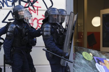 Fransa 'nın orta kesimindeki Paris' te 6 Nisan 2023 'te hükümetin emeklilik sistemini yenileme planlarına karşı düzenlenen ulusal bir grev sırasında, çevik kuvvet polisi protestocularla çatışmaya girdi..