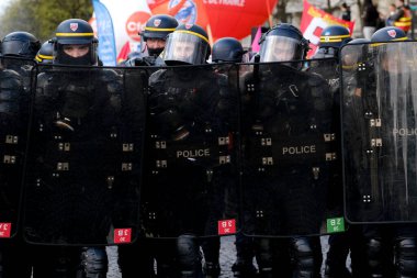 Fransa 'nın orta kesimindeki Paris' te 6 Nisan 2023 'te hükümetin emeklilik sistemini yenileme planlarına karşı düzenlenen ulusal bir grev sırasında, çevik kuvvet polisi protestocularla çatışmaya girdi..