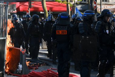 Fransa 'nın orta kesimindeki Paris' te 6 Nisan 2023 'te hükümetin emeklilik sistemini yenileme planlarına karşı düzenlenen ulusal bir grev sırasında, çevik kuvvet polisi protestocularla çatışmaya girdi..