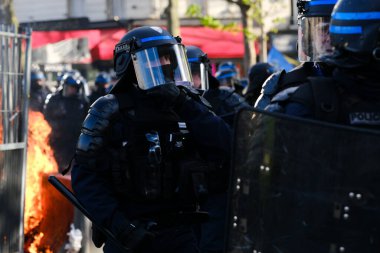 Fransa 'nın orta kesimindeki Paris' te 6 Nisan 2023 'te hükümetin emeklilik sistemini yenileme planlarına karşı düzenlenen ulusal bir grev sırasında, çevik kuvvet polisi protestocularla çatışmaya girdi..