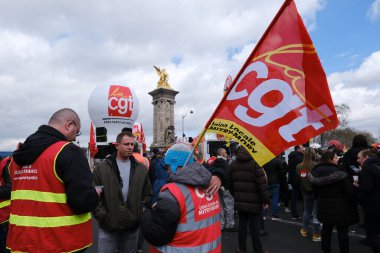 Halk, Fransa 'nın orta kesimindeki Paris' teki emeklilik sistemini yenileme planlarına karşı gerçekleştirilen ulusal greve katılmak için merkez caddelerde toplandı..