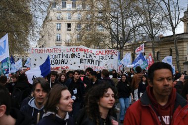 Halk, Fransa 'nın orta kesimindeki Paris' teki emeklilik sistemini yenileme planlarına karşı gerçekleştirilen ulusal greve katılmak için merkez caddelerde toplandı..