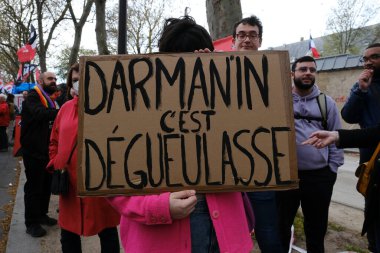 Halk, Fransa 'nın orta kesimindeki Paris' teki emeklilik sistemini yenileme planlarına karşı gerçekleştirilen ulusal greve katılmak için merkez caddelerde toplandı..